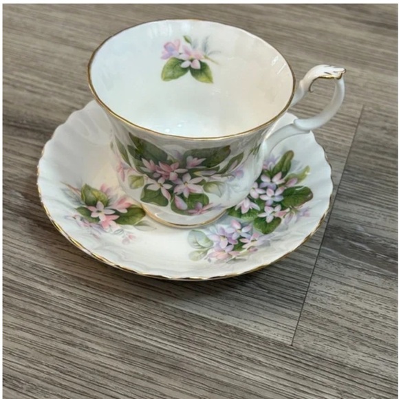 Vintage Royal Albert English fine bone china MAYFLOWER tea cup & saucer set. - Picture 4 of 6